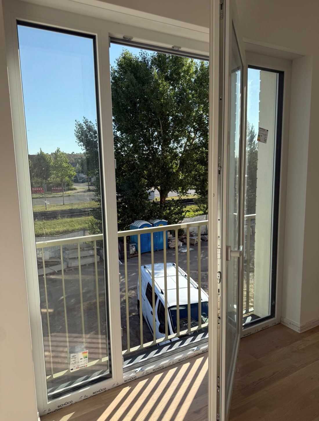Geöffnete weiße Fenstertür mit Festverglasung